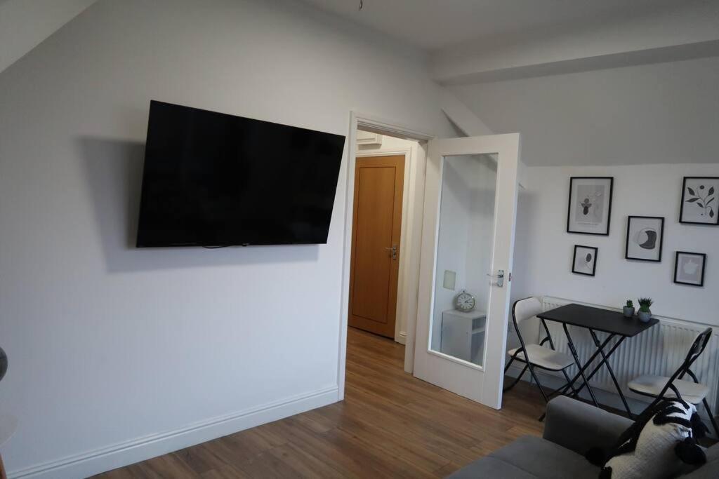Two-Bedroom Apartment With Scenic Balcony View Шипли Экстерьер фото